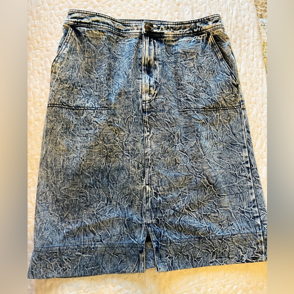 Super fun 80s style denim skirt. Ladies size 14.